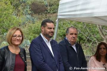 Emotivo acto de descubrimiento de la placa del pasaje que recuerda al periodista Adolfo Santana en Cernícalos (Foto TA)